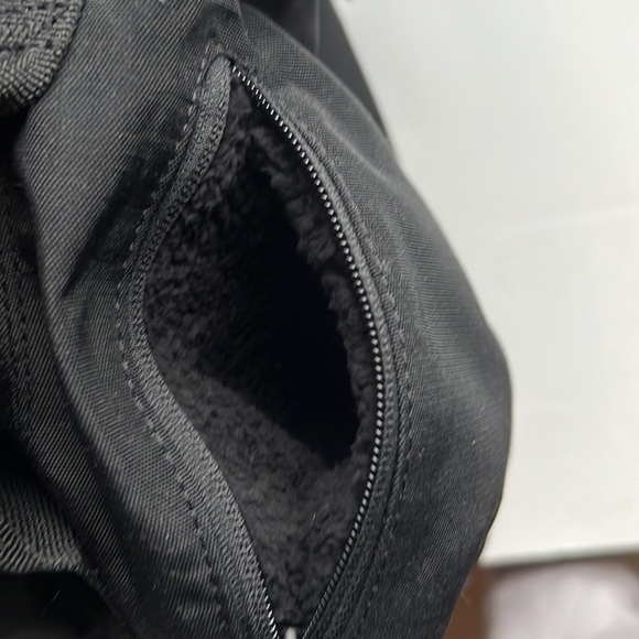 Eddie Bauer Black crossbody Workout Bag NWOT - Picture 10 of 15